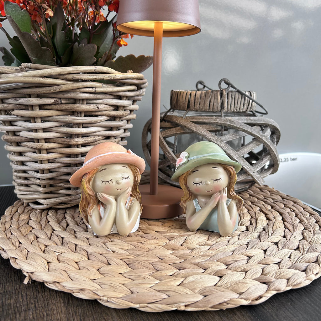 Figur Mädchen mit Hut aus Poly - 2 Farbvarianten
