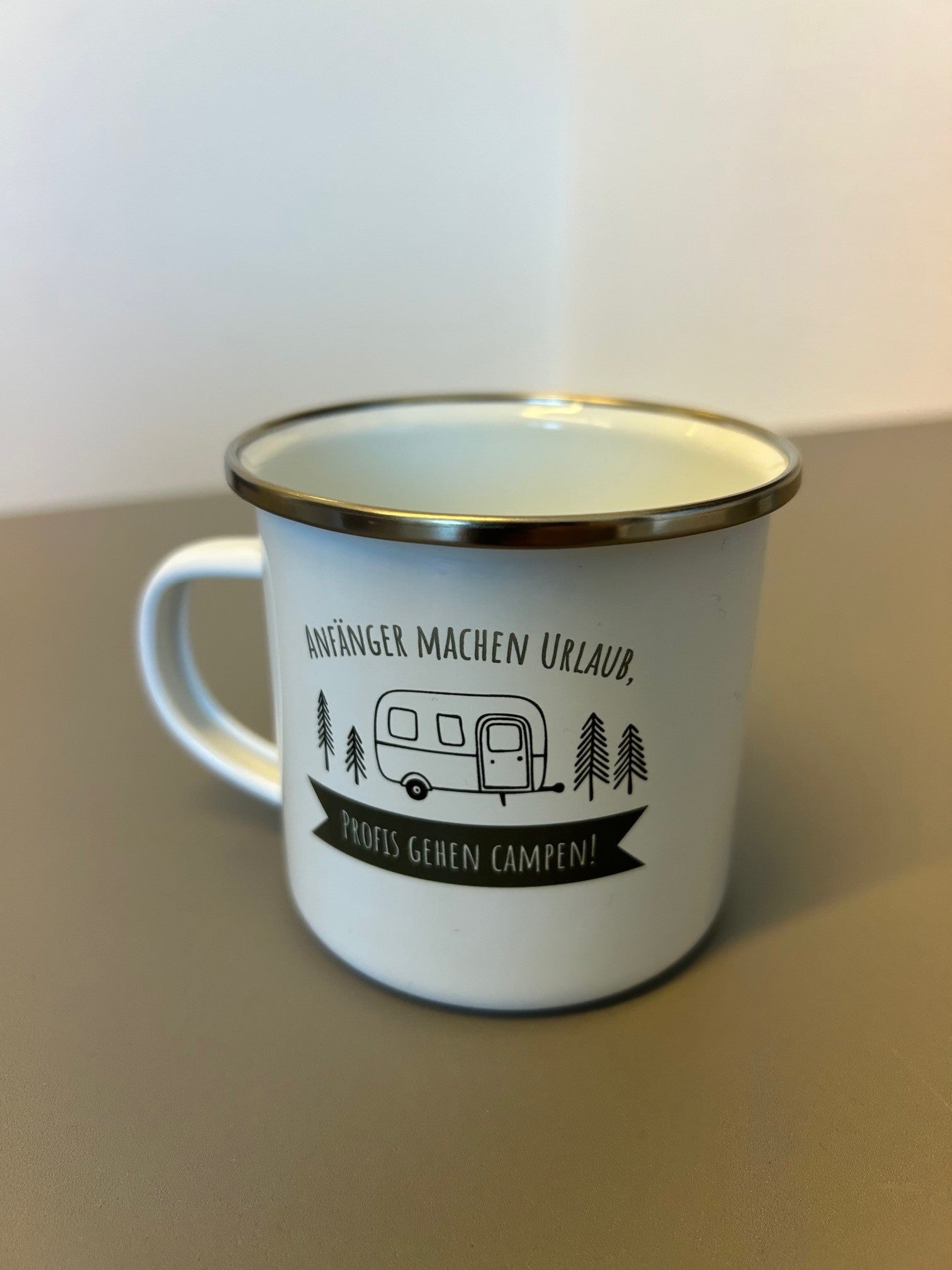 Emaille Tasse - "Anfänger machen Urlaub, Profis gehen Campen"