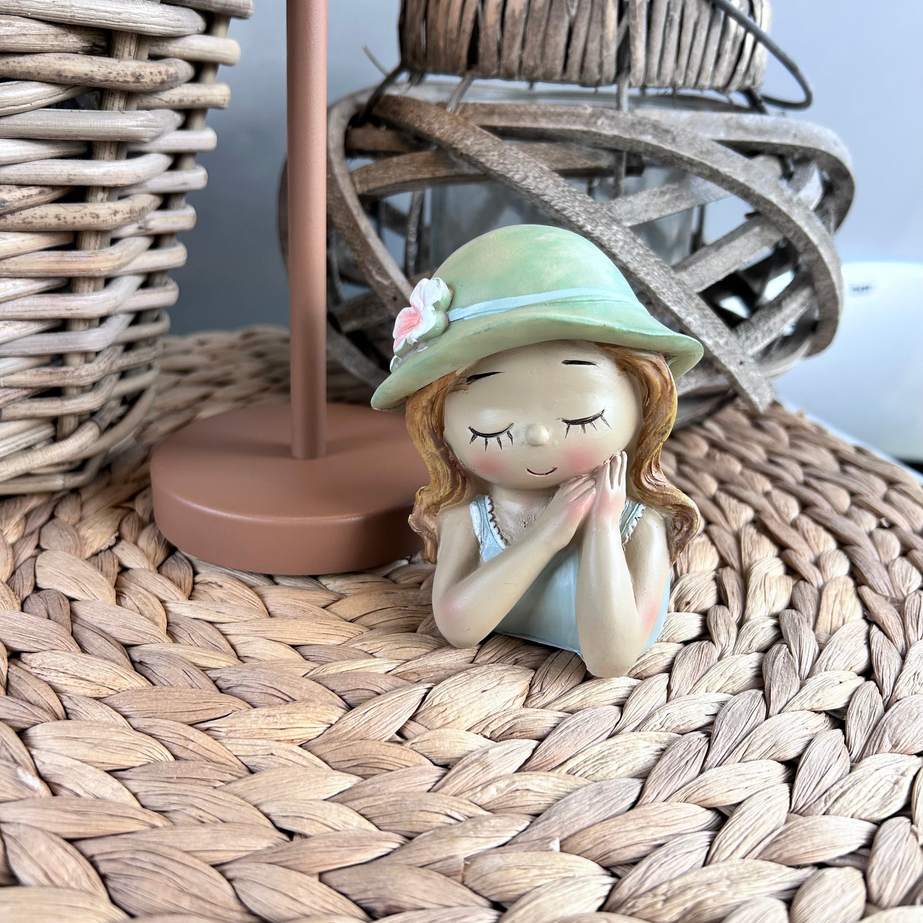 Figur Mädchen mit Hut aus Poly - 2 Farbvarianten