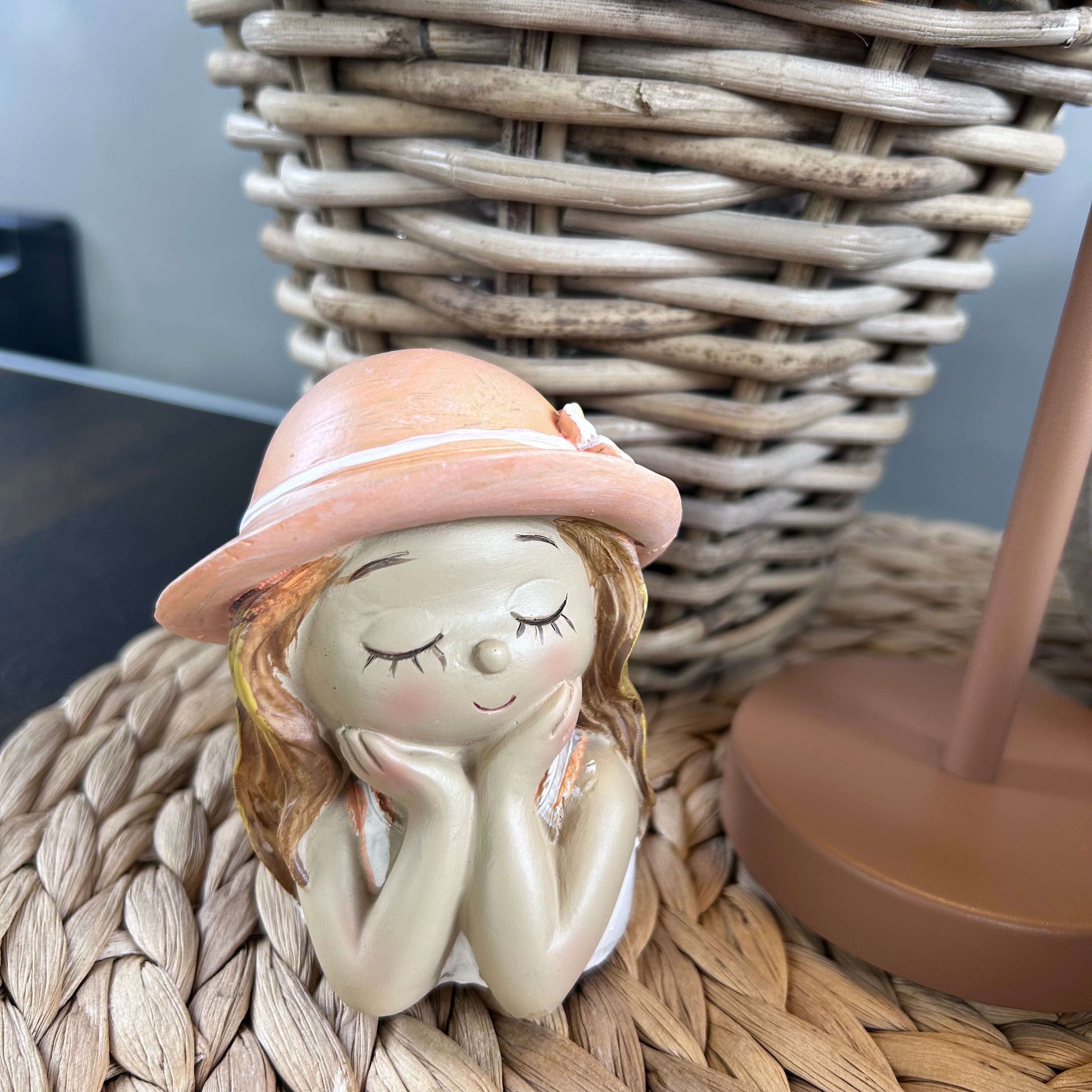 Figur Mädchen mit Hut aus Poly - 2 Farbvarianten
