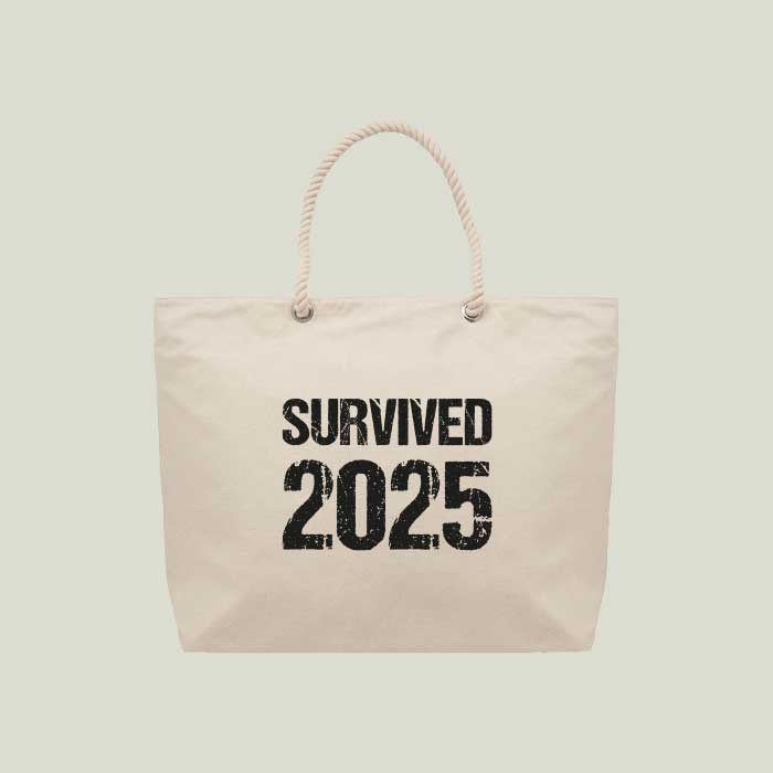 Strand- & Einkaufstasche „Survived 2025“ – robust & mit Statement