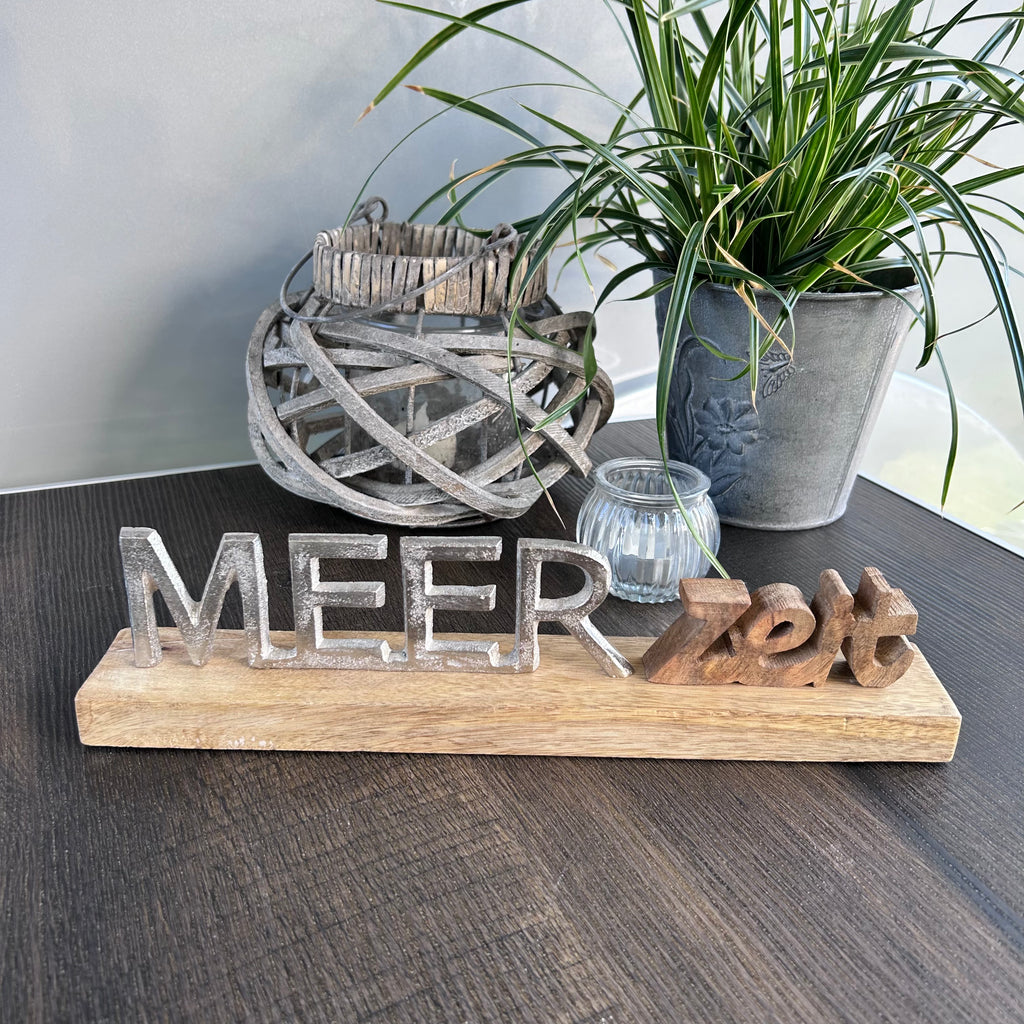 Schriftzug "Meerzeit" aus Mangoholz und Aluminium
