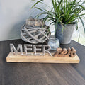 Schriftzug "Meerzeit" aus Mangoholz und Aluminium
