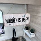 Holzschild "Norden is oben"