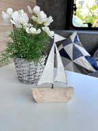 Segelboot aus Holz
