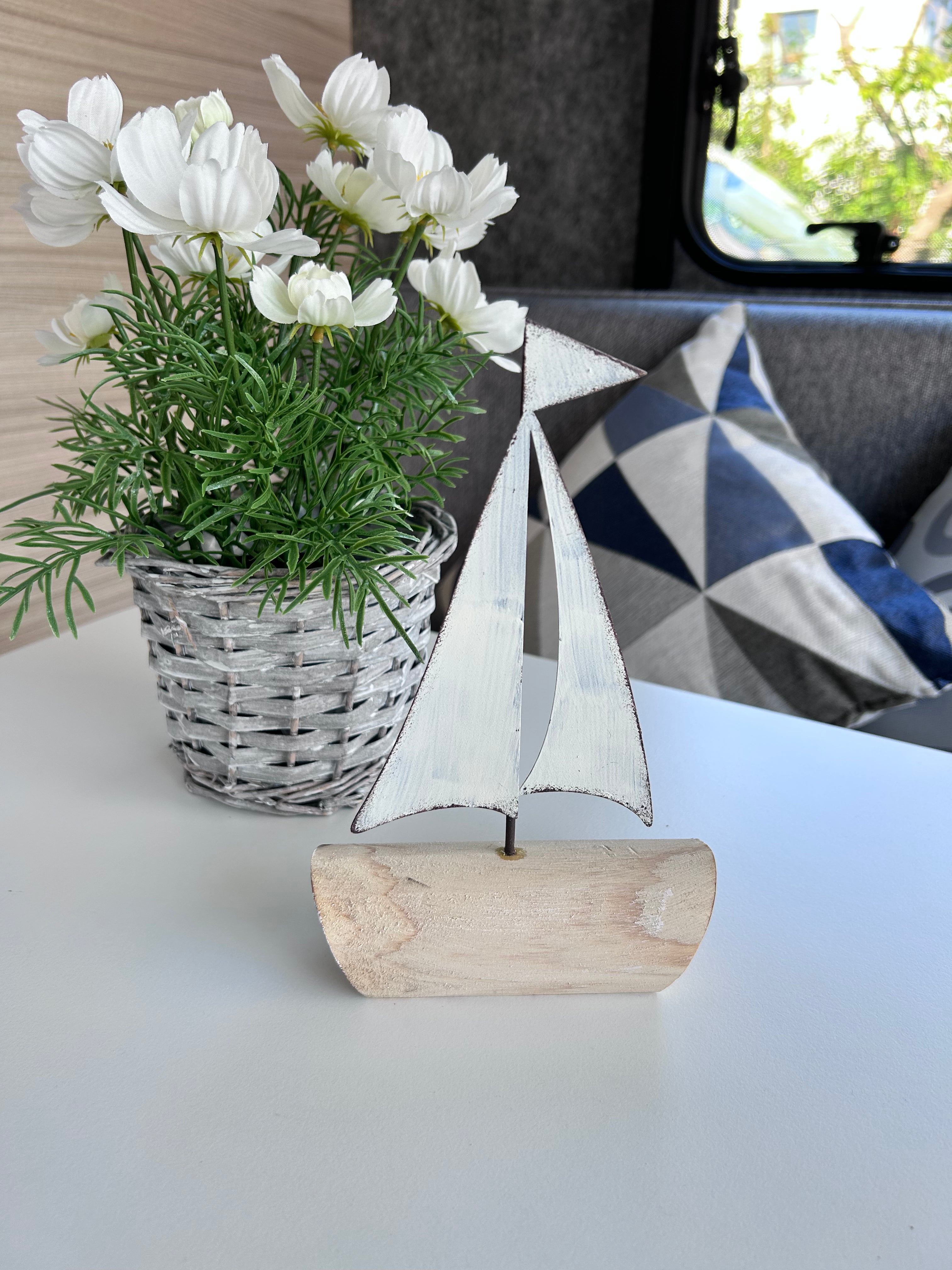 Segelboot aus Holz