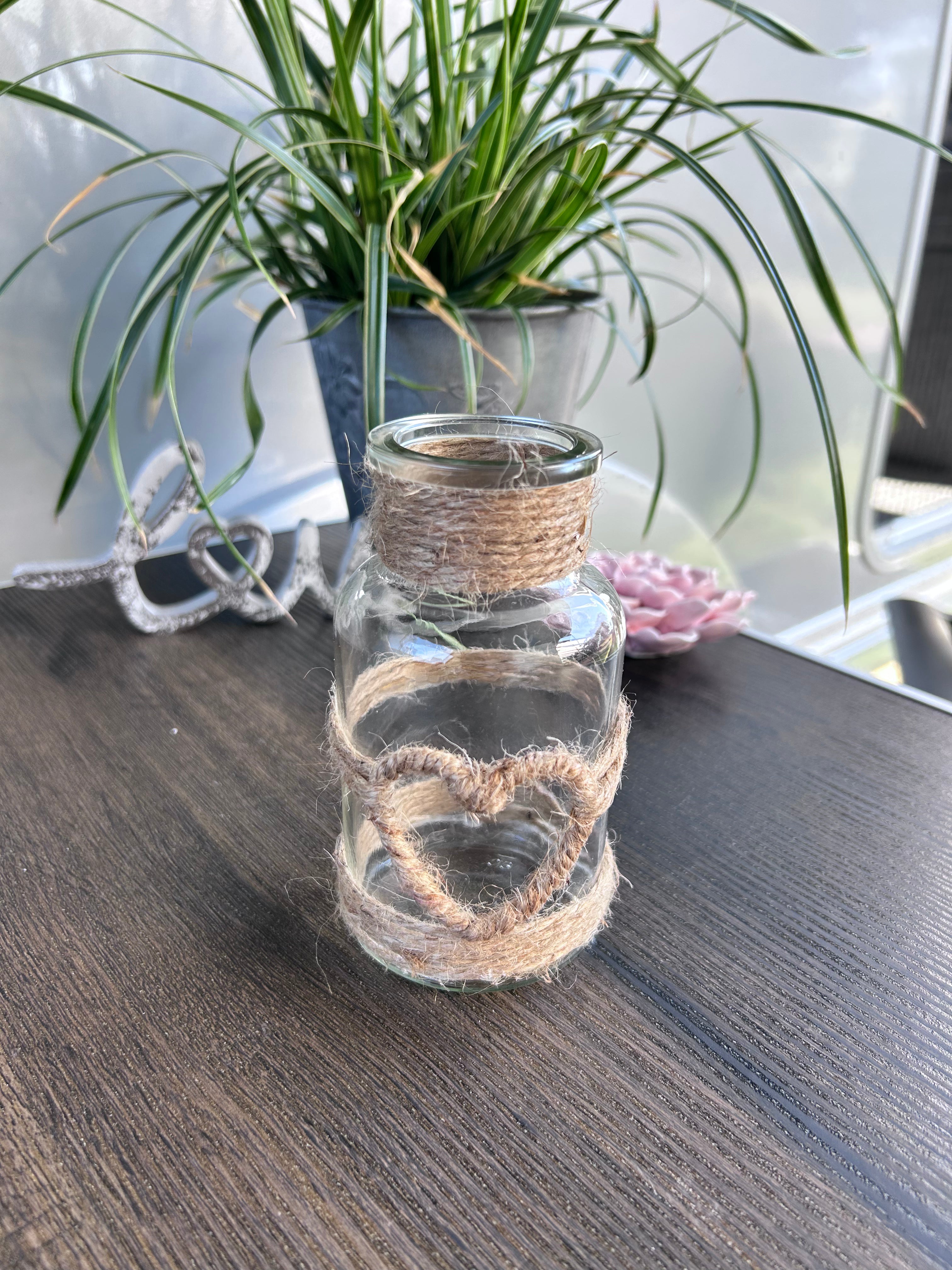 Glasvase mit Juteband